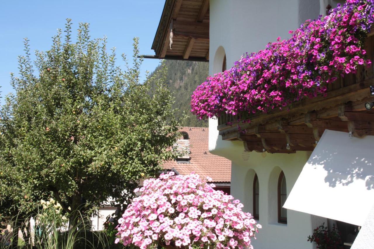 Vronis Waldhaus Adults Only Aparthotel Mayrhofen Buitenkant foto
