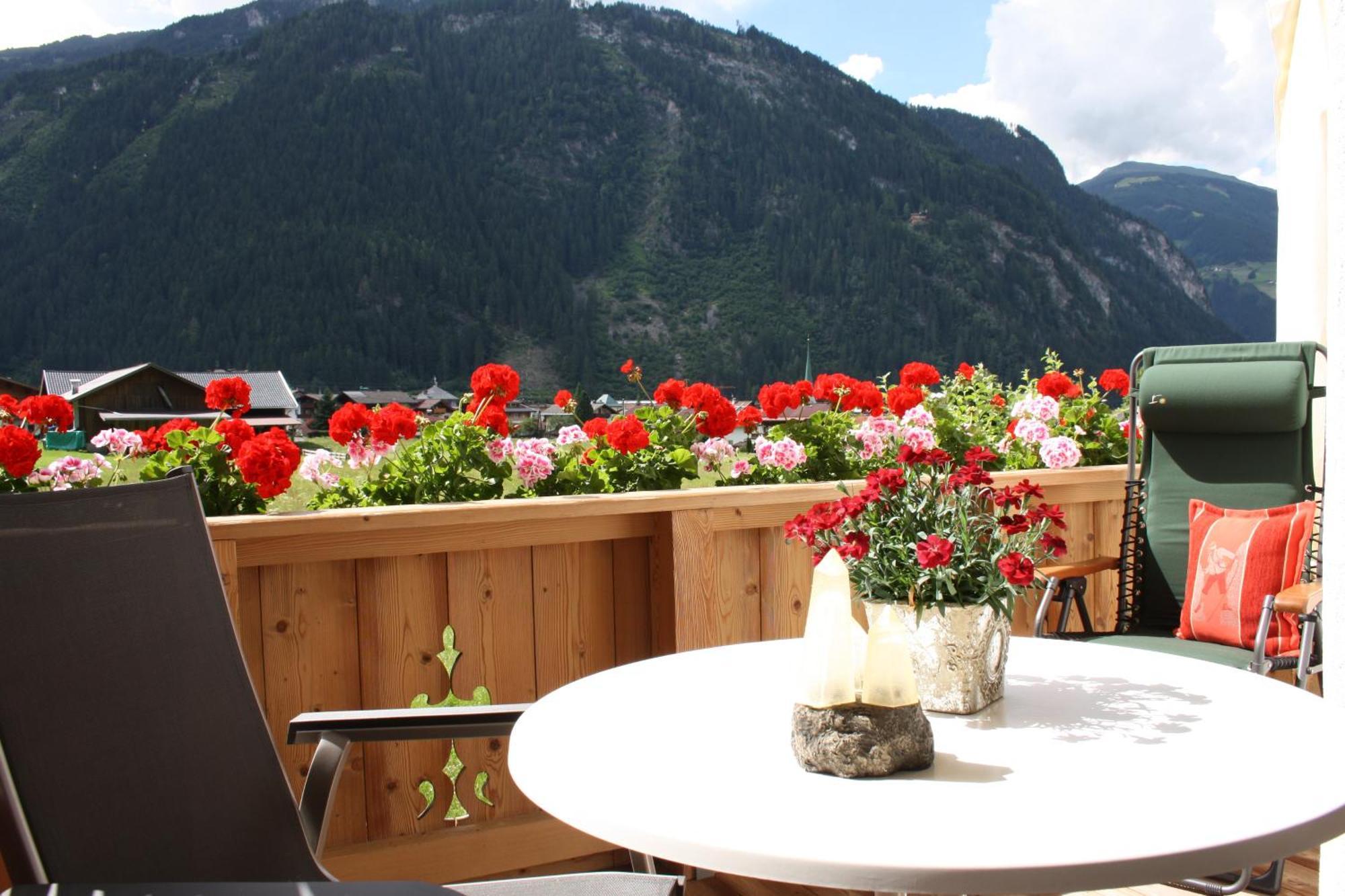 Vronis Waldhaus Adults Only Aparthotel Mayrhofen Kamer foto